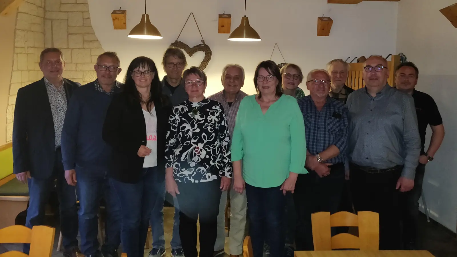 Scheidende und neue Vorstandsmitglieder im Beisein von Bürgermeister Neuß (1.v.l.): Stefan Gitter, Birgit Barth, Dr. Josef Götz, Gaby Koch, Hans Steger, Martina Brunhuber, Gabriele Eisend, Gerhard Haberberger, Georg Meisel, Helmut Haberberger, Bernhard Frohnhöfer (Bild: Birgit Barth)