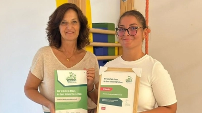 v.l.n.r.: Sonja Schäffer, Fachbereichsleiterin für Bildung im Johanniter Landesverband Bayern und Kübra Karakas, Kinderpflegerin im Johanniter-Kindergarten „Märchenland“ (Bild: Valeria Pundor )