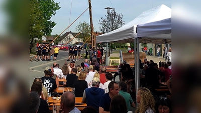 Mit „Hau ruck“ stand das Frühlingszeichen auch in Schlammersdorf in der Senkrechten. Viele Besucher verfolgten das traditionelle Spektakel zwischen Feuerwehr- und Bürgerhaus.<br> <br> (Bild: lgc)