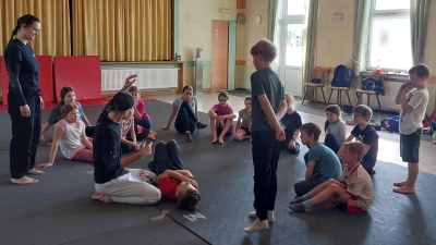 Die Kolpingsfamilie Kemnath hatte zum Selbstverteidigungskurs Kinder ins Sportheim eingeladen. Angeleitet wurden sie von Trainer Andi Fachtan.  (Bild: Barbara Weismeier)