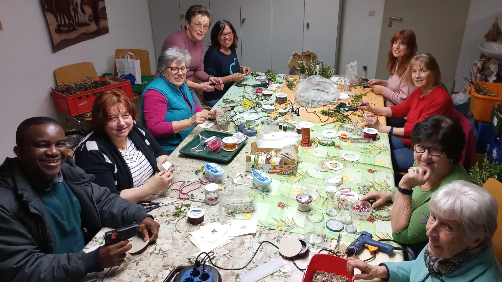 KAB-Frauen basteln für Palmsonntag. (Bild: Claudia Porst )