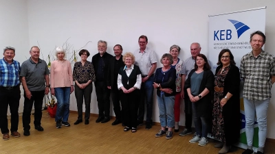 Peter Schönberger (Siebter von links) bleibt Vorsitzender der KEB Neustadt-Weiden.  (Bild: Reinhard Paetzolt)