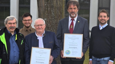 Bei der Siedlergemeinschaft Amberg „Am Wagrain“ gibt es zwei neue Ehrenmitglieder: Reinhard Scharf (Dritter von links) und Heinz Meinl (Zweiter von rechts). Sie bekamen jeweils Urkunden.  (Bild: Christian Schafbauer/exb)