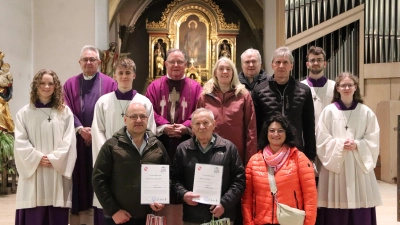 hinten von links: Diakon Dieter Gerstacker, Pfarrer Michael Birner, Susanne Lindner (Kipfl.), Andreas Silbermann (KV), Wolfgang Bäumler (KV), vorne: die beiden ausgeschiedenen Mitglieder: Gerhard Wisneth, Franz Kredler, Neumitglied Andrea Birner-Sebast  (Bild: Artur Lindner)