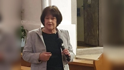 Monika Ilg erläutert die Zusammenhänge der jüdischen und christlichen Feiertage.  (Bild: Martin Staffe)