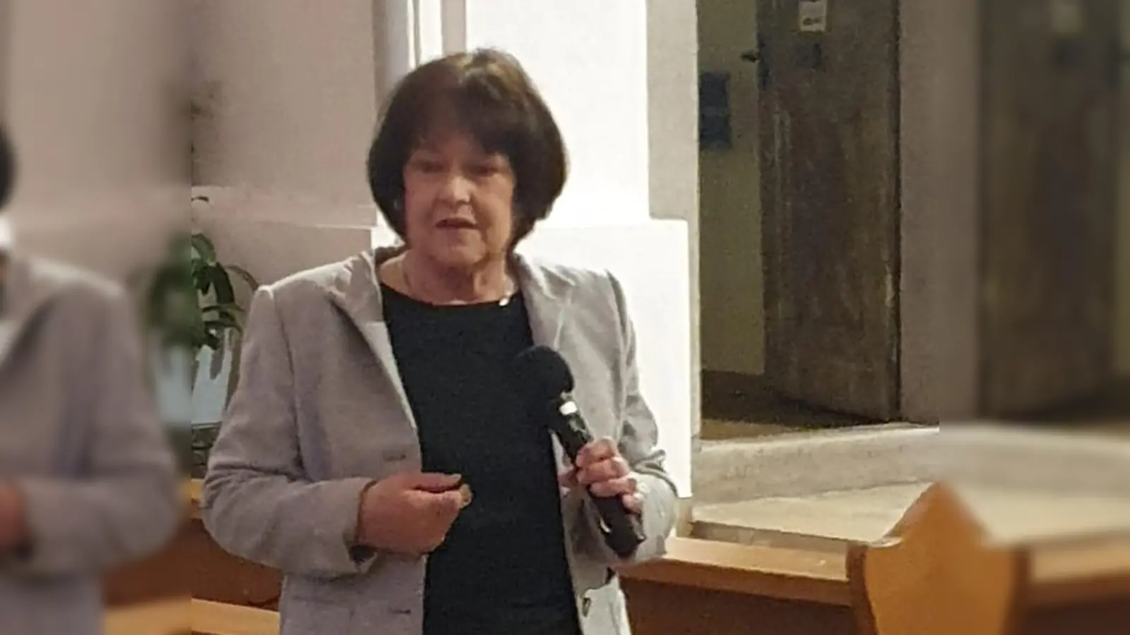 Monika Ilg erläutert die Zusammenhänge der jüdischen und christlichen Feiertage.  (Bild: Martin Staffe)