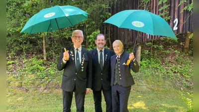 Schirmherrin Gabi Wittleben, SM Ulli Götz und Ehrenschirmherr Rudi Prebeck (von rechts).  (Bild: Gerlinde Biersack)