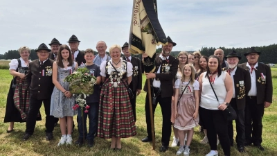 Burgschützen Trausnitz beim Festzug des 125 - jährigen Gründungsfestes der FFW Weihern. Fahnen Träger:1. Vorstand Kraus Ludwig, links daneben Schützenkönigin Sofia Frischholz, rechts hinter Fahnenträger : Jugendkönigin Mia Horoszak.  (Bild: Kraus Ludwig)