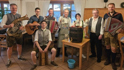 Gastwirt Andreas Kopf (2.v.r), Tucher-Gebietsleiterin Birgit Reichel (e.v.r.)und die Band „D Chubauf Boum“ kosteten nach dem offiziellen Anstich durch 1. Bürgermeister Hermann Böhm (4.v.r.) den ersten Schluck aus dem frisch angestochenen Holzfass. (Bild: Manfred Hofmann)