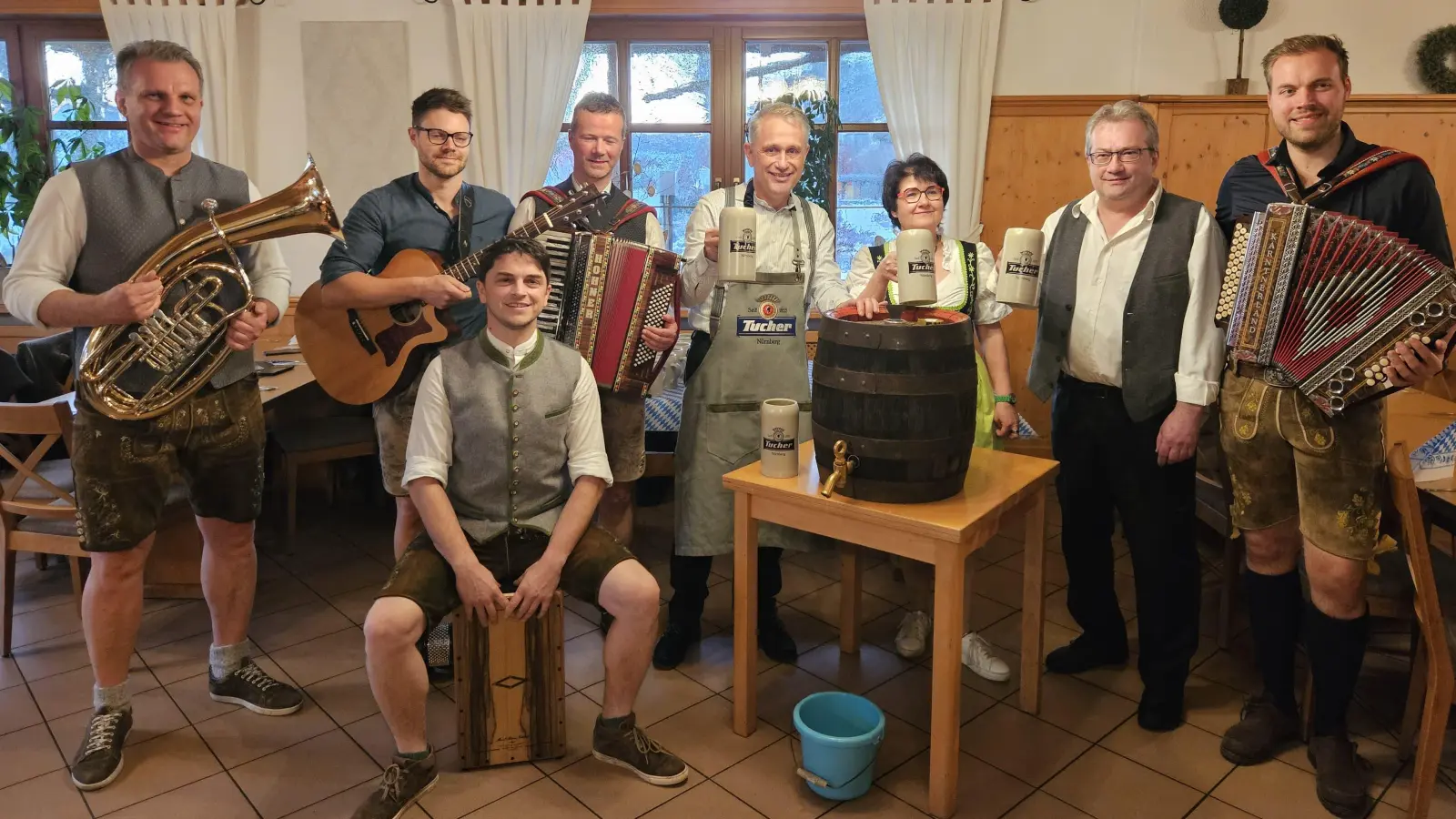 Gastwirt Andreas Kopf (2.v.r), Tucher-Gebietsleiterin Birgit Reichel (e.v.r.)und die Band „D Chubauf Boum“ kosteten nach dem offiziellen Anstich durch 1. Bürgermeister Hermann Böhm (4.v.r.) den ersten Schluck aus dem frisch angestochenen Holzfass. (Bild: Manfred Hofmann)