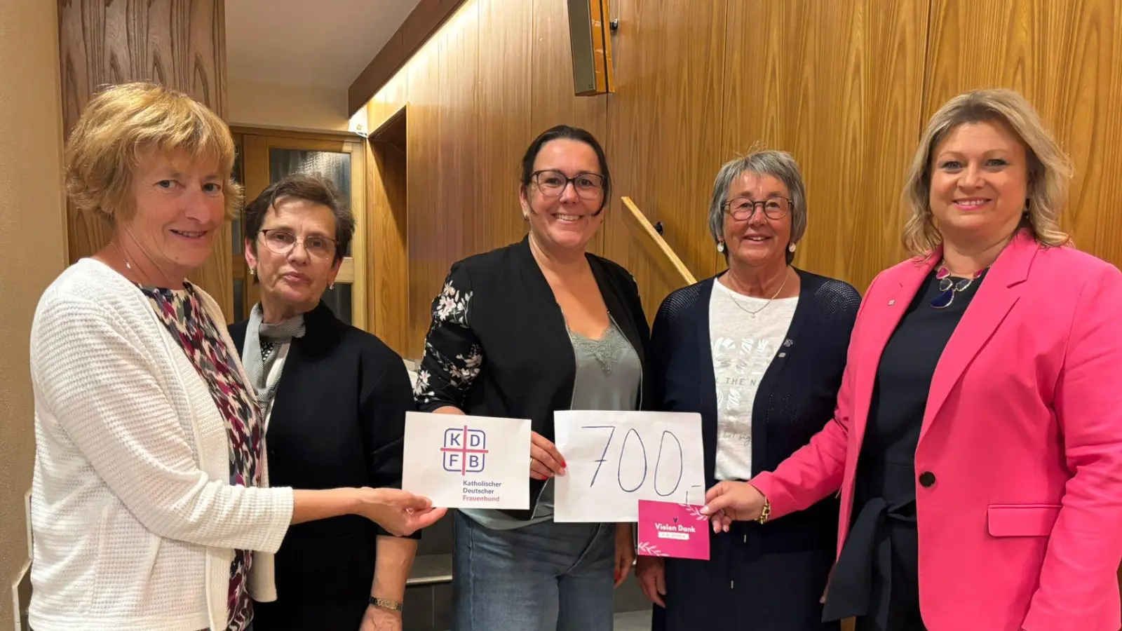 Spendenübergabe „Frauen helfen Frauen in Not” Evi Rauch, Maria Pilhofer, Melanie Färber, Erika Beer, Kerstin Aufschneider (stv. Diözesanvorsitzende) (Bild: Kerstin Aufschneider)