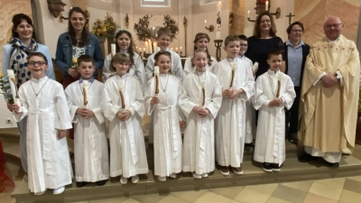 Kommunionkinder aus Tännesberg mit Helferinnen und Pfarrer Wilhelm Bauer in der Kirche St. Michael.  (Bild: Josef Glas)