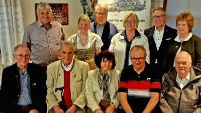 Neu gewählt haben die Mitglieder der Nordoberpfälzer Musikfreunde nahezu wiederum die bisherige Vorstandschaft, mit sitzend von links: Peter Ertl, Horst Fuchs, Anita Wiendl und Michael Wiendl, mit ihrem Kreis der Beisitzer und Ehrengäste. (Bild: Reinhard Kreuzer)