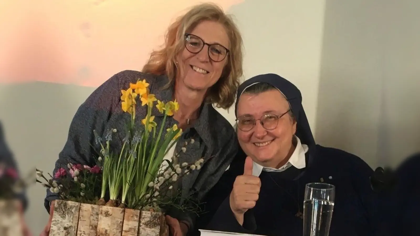 Leiterin Marlene Noetzel (links) sagte mit einem Blumengruß danke an Schwester Teresa (rechts) Schwester Teresa Zukic bei ihrem Vortrag im Katholischen Seniorenkreis. (Bild: Fred Lehner)