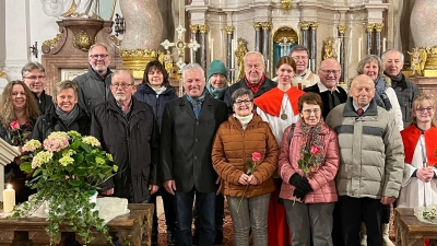 Die Michelfelder Jubelpaare mit Pater Markus Flasinski und den Ministranten. (Bild: Sabine Hofmann)