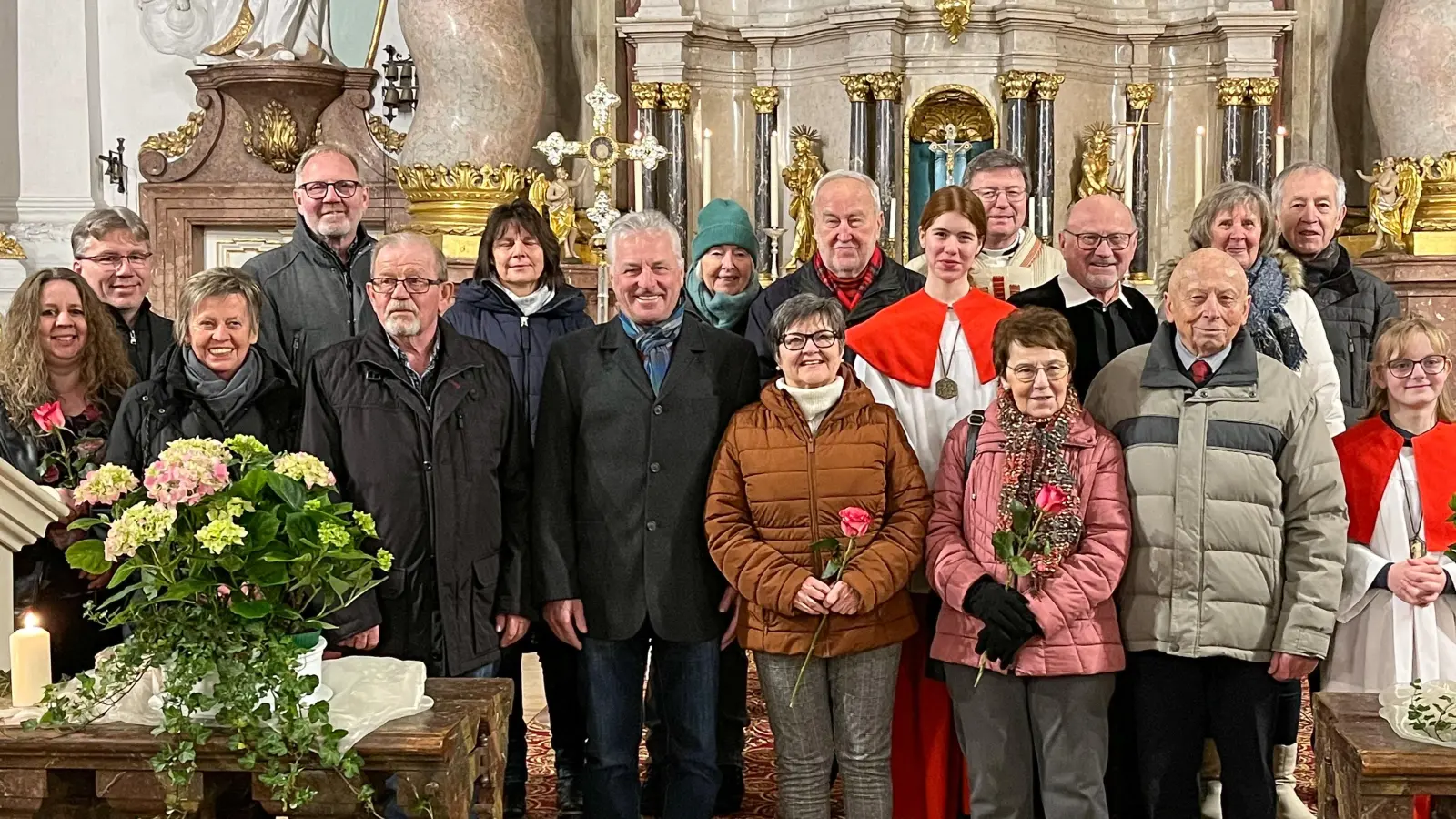 Die Michelfelder Jubelpaare mit Pater Markus Flasinski und den Ministranten. (Bild: Sabine Hofmann)