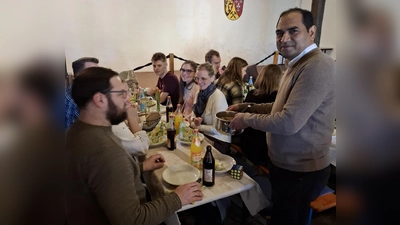Pfarrer Benny serviert Gläubigen die Fastensuppe. (Bild: Stephanie Lederer)