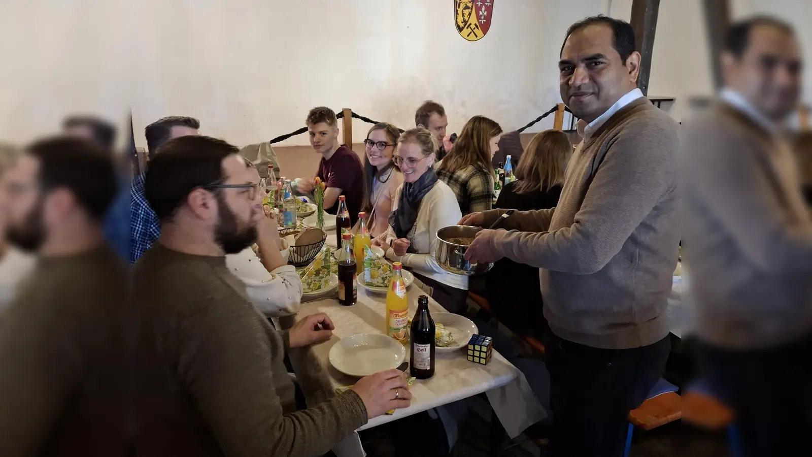 Pfarrer Benny serviert Gläubigen die Fastensuppe. (Bild: Stephanie Lederer)