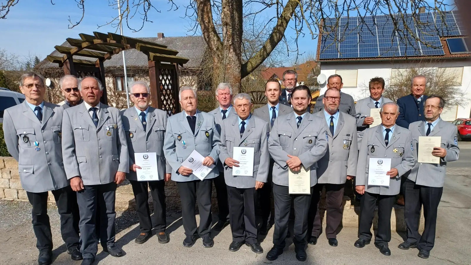 Ehrungen bei den Kriegern Schmidgaden: Hintere Reihe von rechts: Bürgermeister Josef Deichl, Vorsoitzender Hans Ries, 4. von rechts: KV Peter Schottenhaml, vordere Reihe 3. von rechts: KV Andree Pöppich, sowie die geehrten Mitglieder.  (Bild: Martin Schweizer)