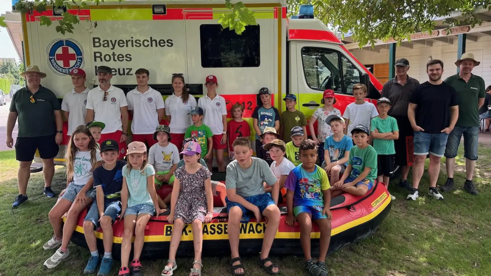 Gruppenbild der Teilnehmer des gemeinsamen Ferienprogramms der Wasserwacht Hirschau und der Hirschauer Anglerfreunde (Bild: Christina Rabenstein)