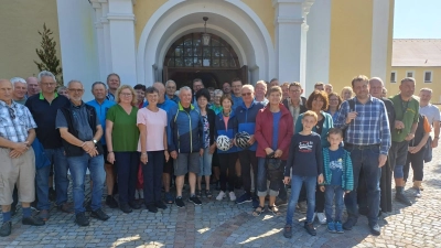 MMC-Radwallfahrergruppe am Portal der Miesbergkirche mit Zelebrant Pater Lukas (5. von rechts) (Bild: Gerhard Meier)