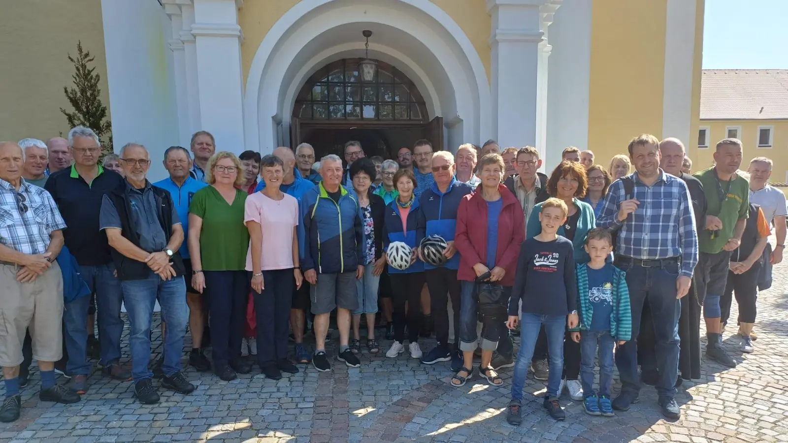 MMC-Radwallfahrergruppe am Portal der Miesbergkirche mit Zelebrant Pater Lukas (5. von rechts) (Bild: Gerhard Meier)