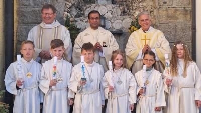 Das Bild zeigt von li. Raphael Küspert,Samuel Fachtan, Hannes Matthes, Amelie Bauer, Anne Göhl und Johanna Küffner hi.v.li<br>Diakon Rudi Hoffmann, Pfarrer Pater Anish George, Pfarrer Luiz Furtato (Bild: Josef Söllner)