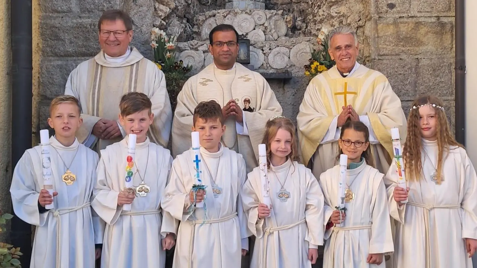 Das Bild zeigt von li. Raphael Küspert,Samuel Fachtan, Hannes Matthes, Amelie Bauer, Anne Göhl und Johanna Küffner hi.v.li<br>Diakon Rudi Hoffmann, Pfarrer Pater Anish George, Pfarrer Luiz Furtato (Bild: Josef Söllner)