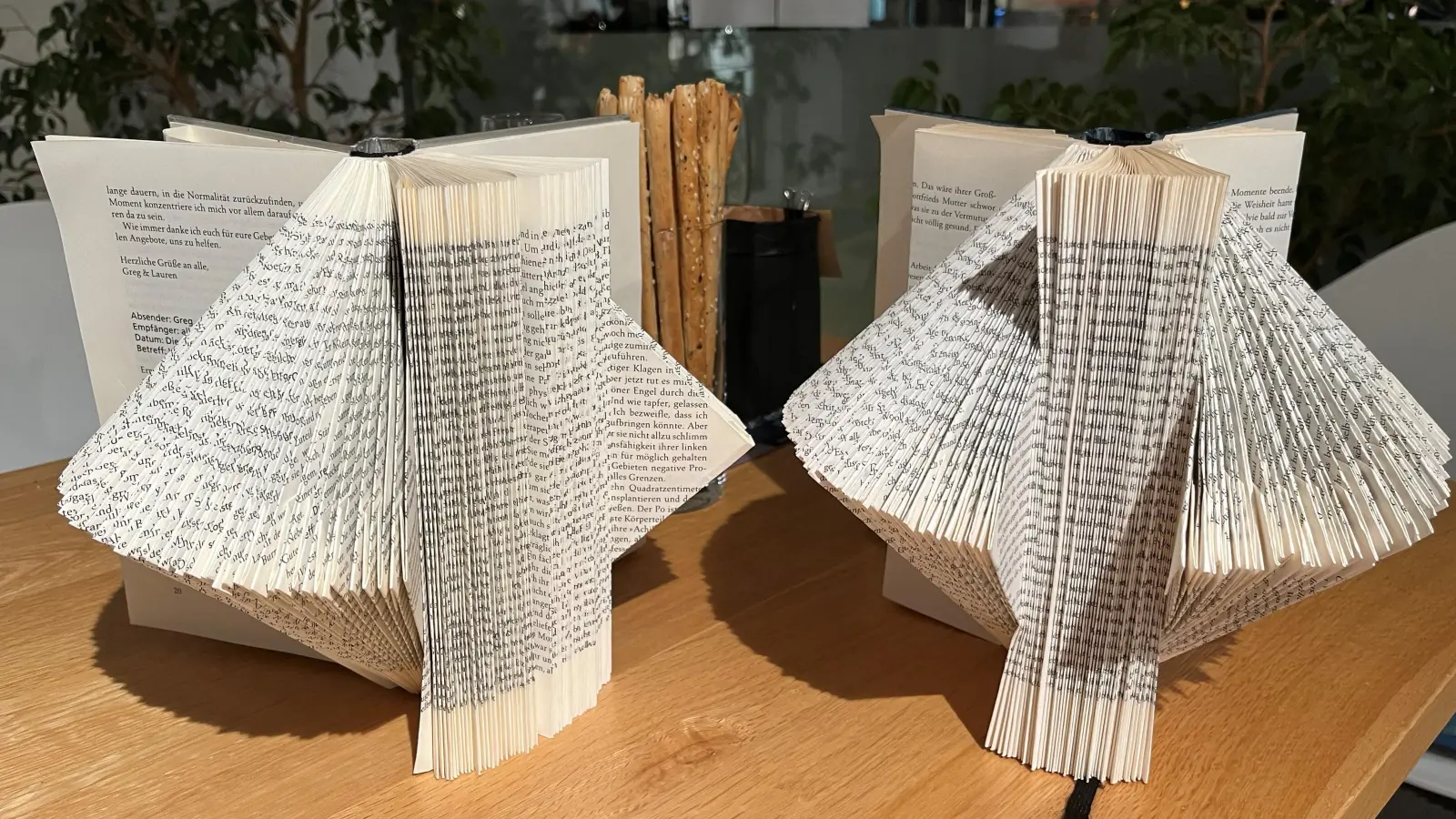 Aktion zur Langen Nacht der Bibliotheken in Mitterteich: Bücher falten. (Bild: Pia Heinrich)