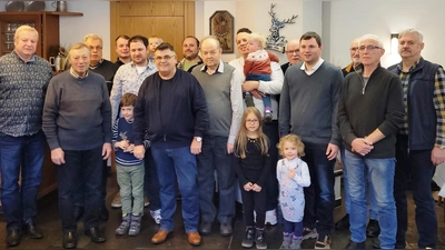 Die Sieger und Geehrten der RV Neumarkt der Taubenfreunde im Kastler Forsthof. V. li: Hans Frisch aus Berg, Michael Graf, Richard Frisch, Richtheim, Florian Frisch, Ludwig Kölbl, Hans Fleischmann, Flugleiter, Meilenhofen, 2. Vorstand Harald Ebenhöch aus Thonhausen, Alois Lang, Thomas Frisch 1. Vorstand, Ludwig Kölbl, NM, Markus Graf, Horst Munker, Albert Inzenhofer und Hans Wittmann, Pilsach. <br> (Bild: Josef Piehler)