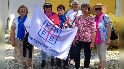 Die Wallfahrtsgruppe des KDFB Teunz mit ihrer neuen Schwenkfahne.  (Bild: Elisabeth Dietz)
