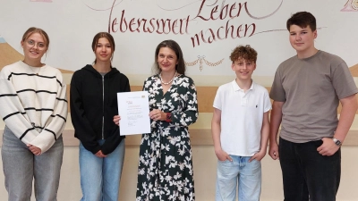 Realschuldirektorin Diana Schmidberger (Mitte) freut sich mit den Schülersprechern über die besondere Auszeichnung als MODUS-Schule vom Bayerischen Staatsministerium für Unterricht und Kultus.  (Bild: Florian Dendorfer)