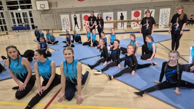 Was im Bereich des Leistungsturnens möglich ist, zeigten die Teenager von „Turn 10” mit ihren Spagaten, Rädern, Flick-Flacks und Handständen. (Bild: Georg Hirmer)