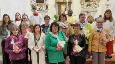 Die Jubelkommunikanten durften sich über Rosenblüten-Kerzen freuen. (Bild: Karl Ziegler)