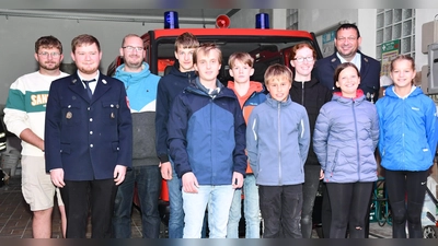 Die Ausbildung zum Erwerb des Abzeichens „Jugendflamme” durch acht Mitglieder der Jugendfeuerwehr Aschach umfasste einfache Tätigkeiten und Wissensgebiete aus dem Bereich der Feuerwehrtechnik, Hydrantenkunde und Erste Hilfe. Im Bild die erfolgreichen Prüflinge mit ihren Ausbildern Dominik Kopf , Michael Straub, Daniel Hierl (von links) und Kommandant Norbert Hiller (hinten rechts).  (Bild: Alfred Schorner)