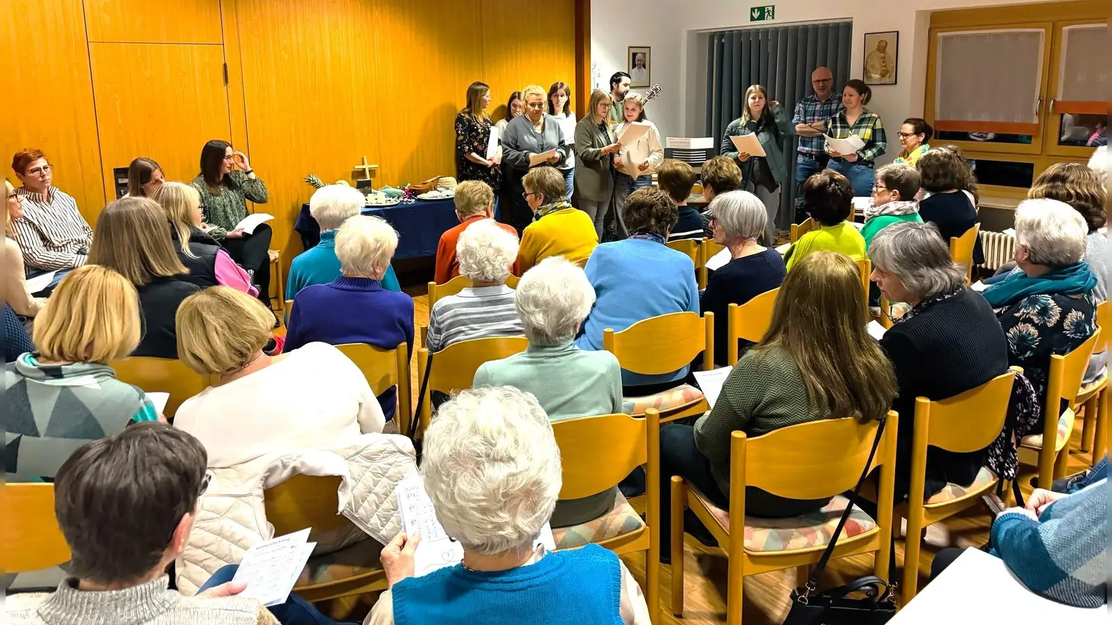 Gut sechzig Frauen und ein paar Männer beteten und sangen mit der Jugendschola die vorgegebenen Texte und Lieder zum Weltgebetstag der Frauen 2025. (Bild: Christian Beßenreuther)