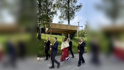 In feierlicher Prozession wird am 19. Juni das Allerheiligste durch den Ort getragen werden (Bild: Sonja Sczech)