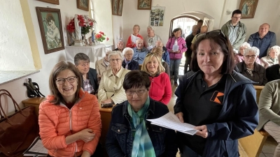 v.l. Monika Bayer, Maria Feldmeier und Marianne Hanamann<br>zu sehen. In Hintergrund steht Präses und Stadtpfarrer Wolfgang Dietz.<br> (Bild: Daniel Herrmann)