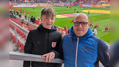 Max Plößner mit FVV Jugendleiter Martin Winkler im Jahnstadion (Bild: Christian Stubenvoll)