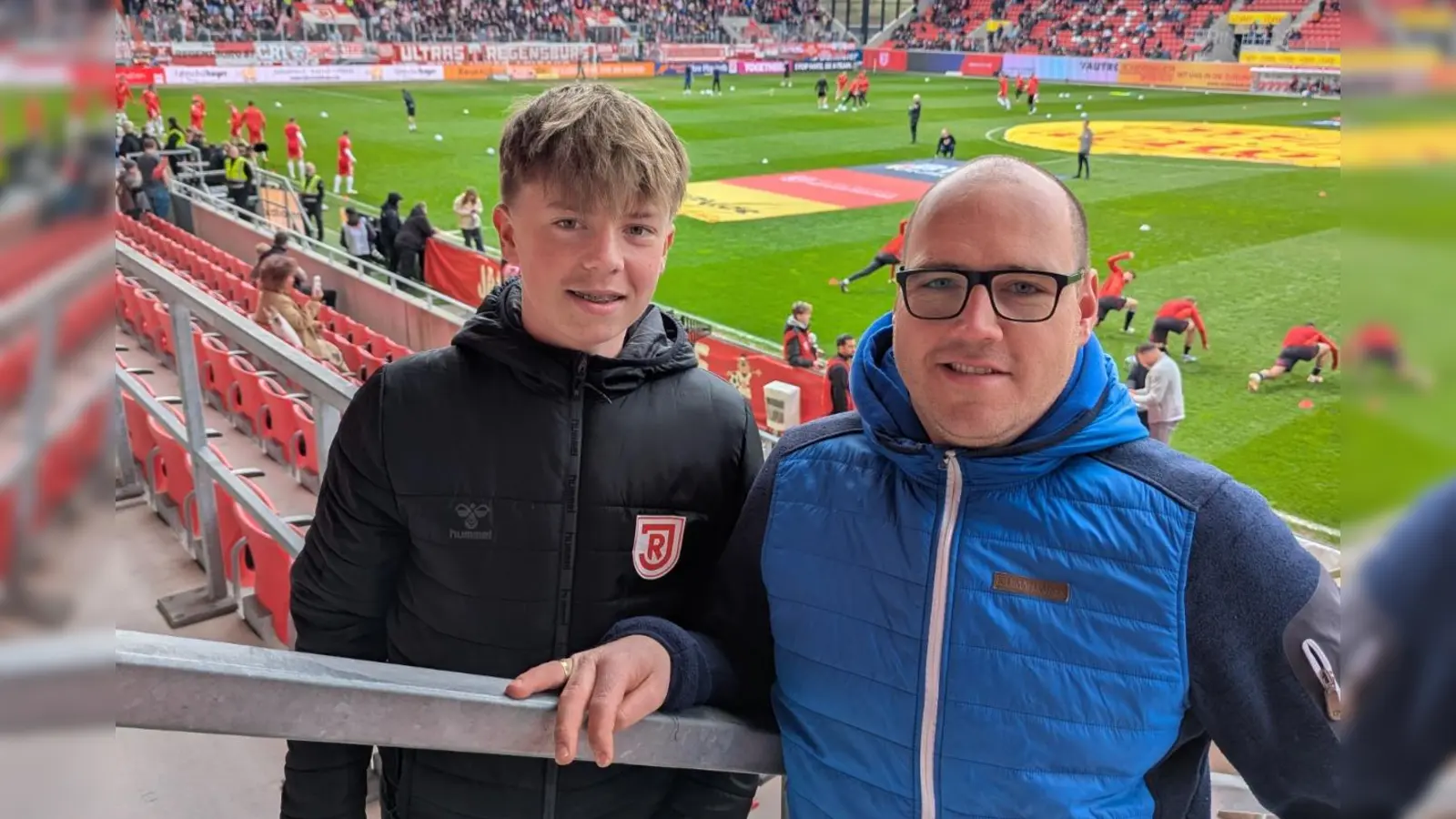 Max Plößner mit FVV Jugendleiter Martin Winkler im Jahnstadion (Bild: Christian Stubenvoll)