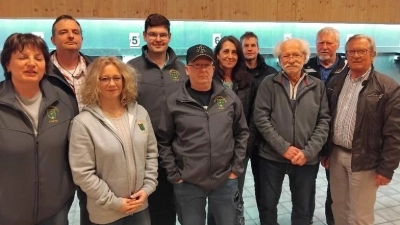 v.l.n.r. Andrea Haller-Trepesch, Norbert Weidinger, Christine Weidinger, Markus Rupprecht, Armin Strobel, Nicole Roith, Hans-Georg Flierl, Reinhold Brandl, Hans-Peter Daschner und Manfred Lilla. (Bild: Reinhold Brandl)