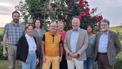 Der Neunburger Kunstverein Unverdorben wird bis Sommer 2028 weiter von den Vorsitzenden Peter Wunder (3. v. re.) und Karl Stumpfi (re.) geführt. (Bild: Alois Feldmeier)