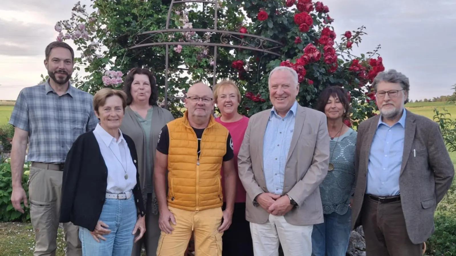 Der Neunburger Kunstverein Unverdorben wird bis Sommer 2028 weiter von den Vorsitzenden Peter Wunder (3. v. re.) und Karl Stumpfi (re.) geführt. (Bild: Alois Feldmeier)