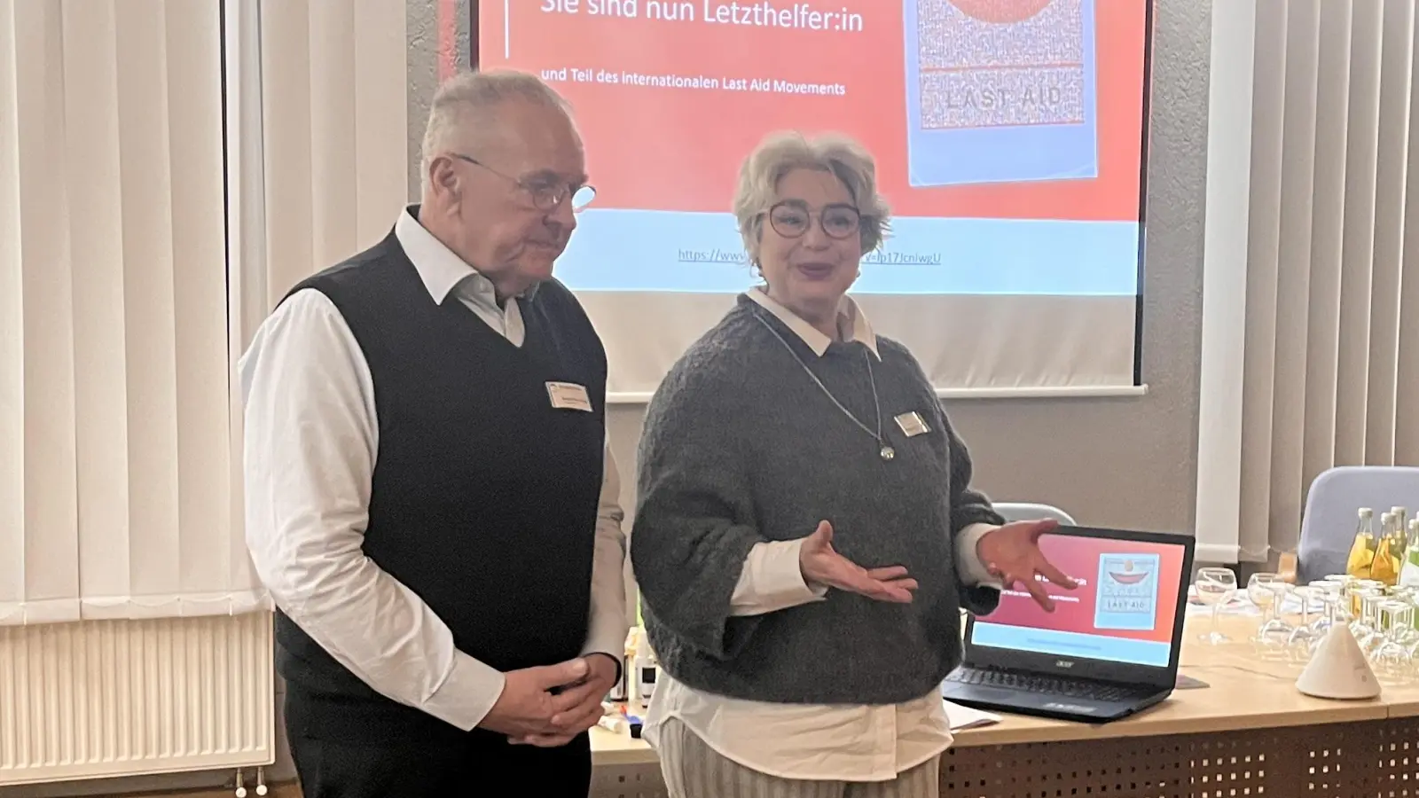 Letzte-Hilfe-Kurs mit Georg Franz Fröhler, Leitung des Hospizvereins Amberg und Amberg- Sulzbach, sowie Andrea Ulrich-Prusko, Palliative-Care-Fachkraft und Koordinatorin beim Hospizverein. (Bild: Regina Kießling)