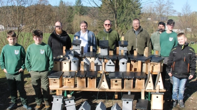 Die Fischerjugend brachte 50 Brutkästen entlang der Schwarzach an. Alexander Trinkmann (hinten 2. v. links) vom Arbeitskreis Biodiversität freute sich über die gelungene Aktion.  (Bild: Ludwig Dirscherl)