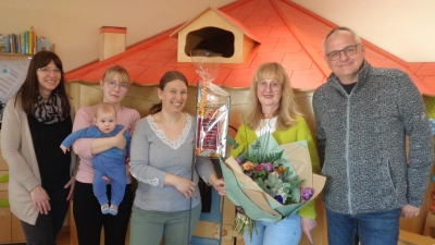 Von links im Bild: Kinderhausleitung Tania Schraml, Selina Kuhbandner und Carina Sirtl (Elternbeirat), Waltraud König, Bürgermeister Hubert Kraus. (Bild: Melissa Voit)