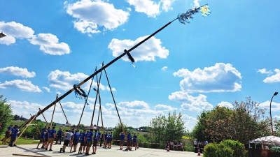 Aufstellung Maibaum Feuerwehr Tännesberg (Bild: Bernhard Zimmet)