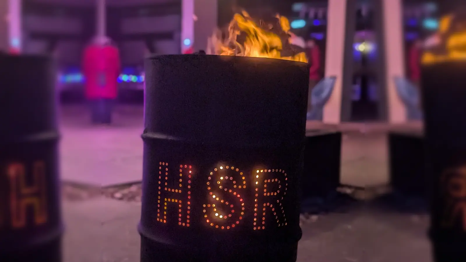 Die Feuertonne verbreitete vor dem Haupteingang stimmungsvolles Licht.  (Bild: Stefanie Müller)