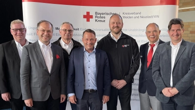Bei der Mitgliederversammlung wurde die Vorstandschaft neu gewählt. Der wiedergewählte 1. Vorsitzende, Landrat Andreas Meier (3.v.r.), kann hier nahezu komplett auf das bewährte Team aus der vergangenen Wahlperiode bauen. (Bild: Eva-Maria Bühler)