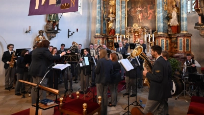 Gottesdienst für die verstorbenen Mitglieder mit rund 40 Musikern unter der Leitung von Sabine Kredler. (Bild: Sabine Kredler)